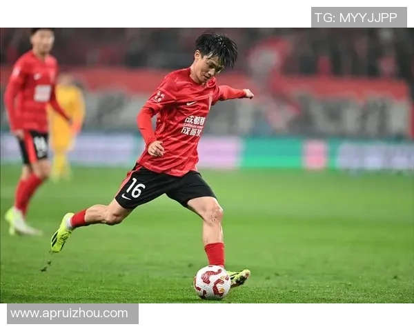 职业足球明星杨明洋的成长之路与辉煌成就全景揭秘