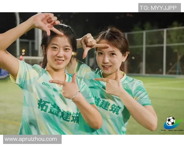 足球明星与女友甜蜜合照展现爱情风采引发粉丝热议与羡慕 足球明星与女友甜蜜合照展现爱情风采引发粉丝热议与羡慕