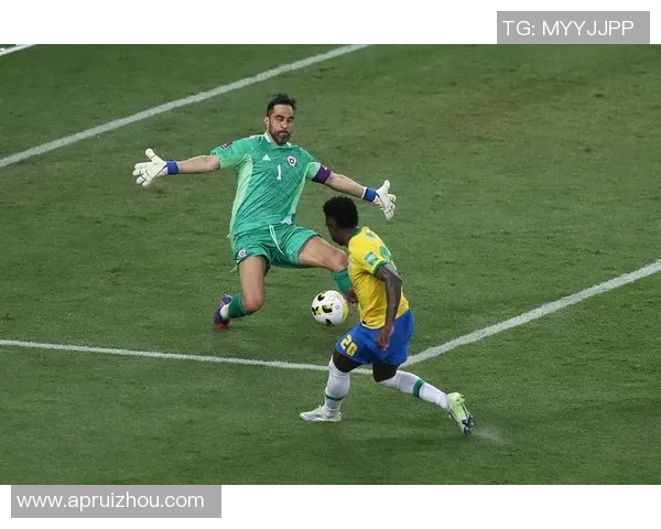 足球明星独特风格踢球时佩戴手套引发热议展现个性与技术的完美结合 足球明星独特风格踢球时佩戴手套引发热议展现个性与技术的完美结合